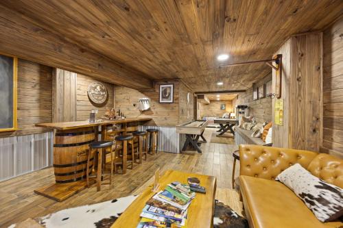 Bigfoots Lodge by the Lake - Dale Hollow Cabin with Sauna, Fire Pit, and Game Room