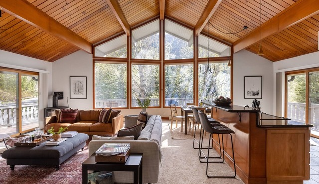 Bighorn by AvantStay | Spacious Ski Cabin w/Sprawling Porch, Views & Hot Tub!