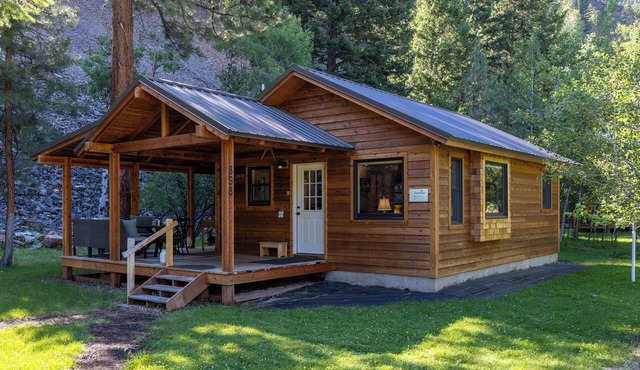 Bighorn Cabin #2 - Have breakfast with Bighorn Sheep!