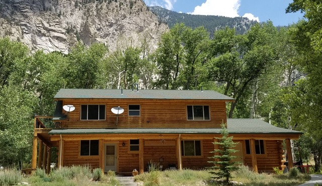 Bighorn Lodge - plenty of room for friends and family!