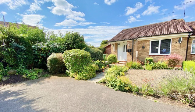 Bijou Abode::charming bungalow, quiet setting, gardens, private parking & cabin.