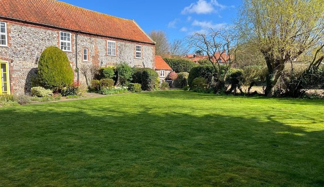 Bijou Bolthole in Blakeney for 2,parking,patio,lawn & close to Quay,pubs & shops