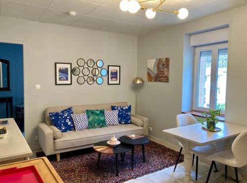 Bijou SURDESPINE air conditioned 100m to Historic 4 Cathar Châteaux Lastours access to a very pretty riverside garden!