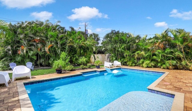 Bike to Beach, heated pool, sleeps 12