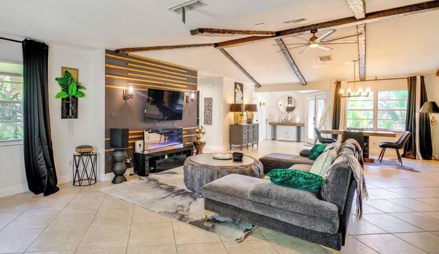 Bike to Dtwn: Home w/Hot Tub & BBQ in Cape Coral