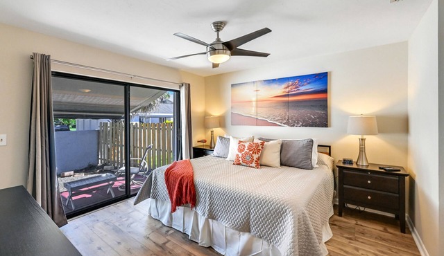 Bike to the beach! A 2 bedroom 2 bath cottage just a mile to Vanderbilt Beach.