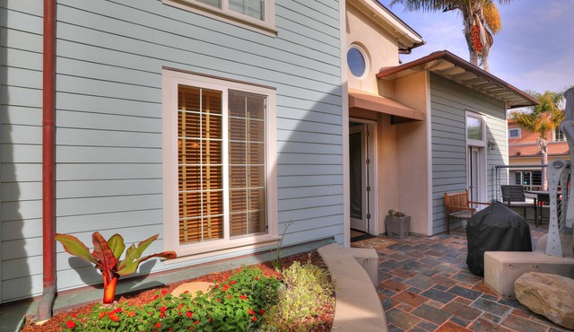 Bikini Bungalow - Large condo, Steps from Beach + Parking, Family