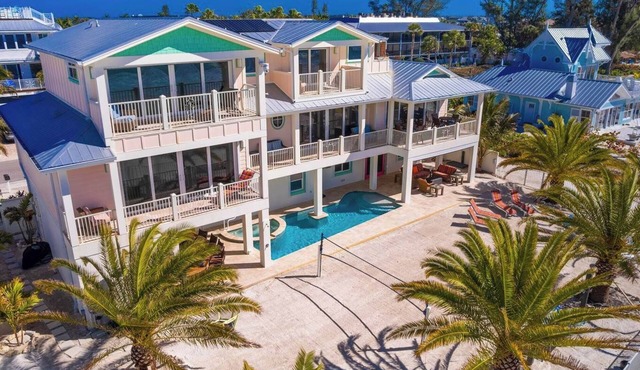 Bikini's & Martini's Beachfront: Direct Gulf Front! Pool, Spa, Pro-Series Loaded Game Room & Arcade