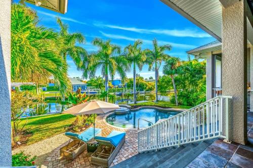 Bikini's & Martini's Waterfront Canal: 1 Block to Beach! Dock! On Canal! Anna Maria Life