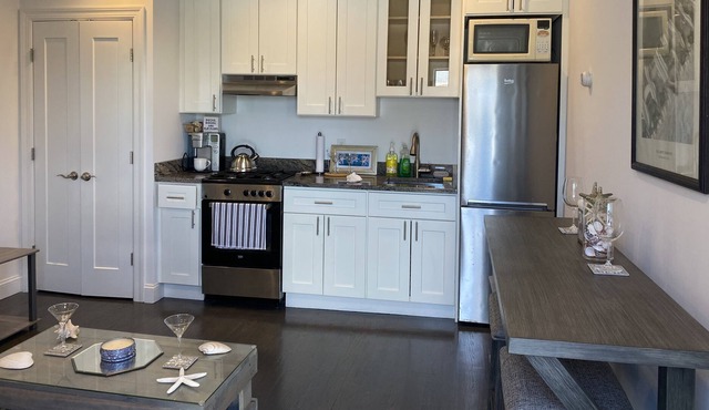 Bikinis & Martinis a Modern Beach Studio for 2 only 5 minute walk to the beach