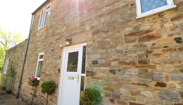 BILBERRY NOOK COTTAGE, pet friendly, with hot tub in Westgate