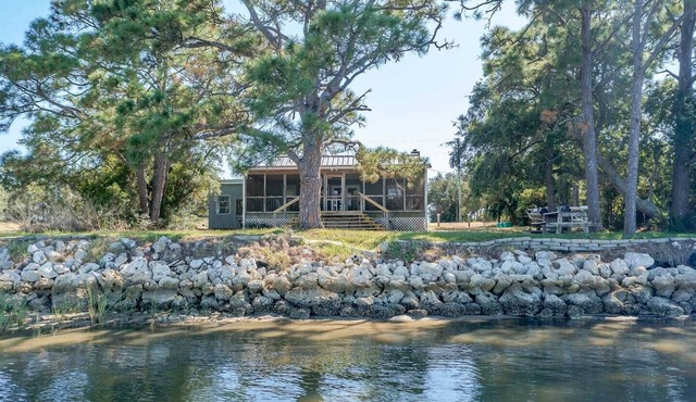 Bill's Bay Breeze- relax on the porch and enjoy the view!