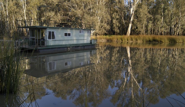Billabong Lodge - permanently moored houseboat