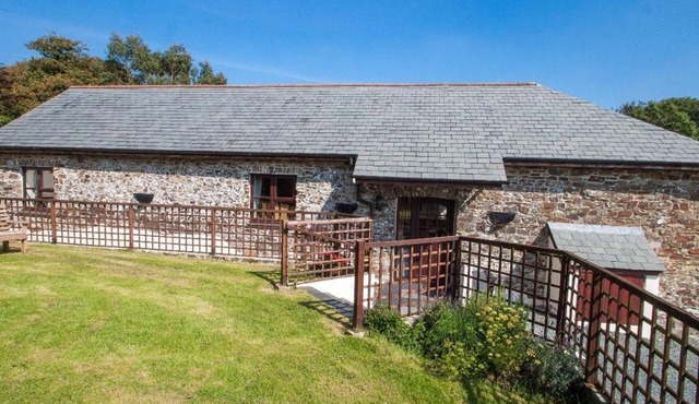 BILLY'S BARN, pet friendly, character holiday cottage in Bradworthy