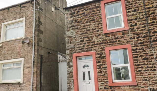 BILLY'S COTTAGE, pet friendly, with a garden in Dearham