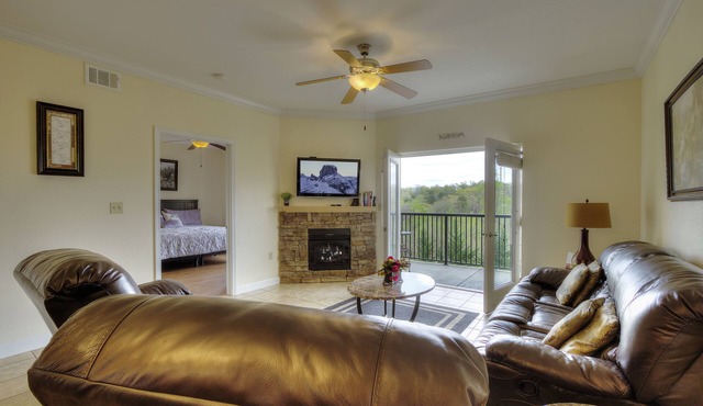 Billy's Mountain Blessing w/Pools, Hot tub, Balcony & Arcade Game. 2 King beds