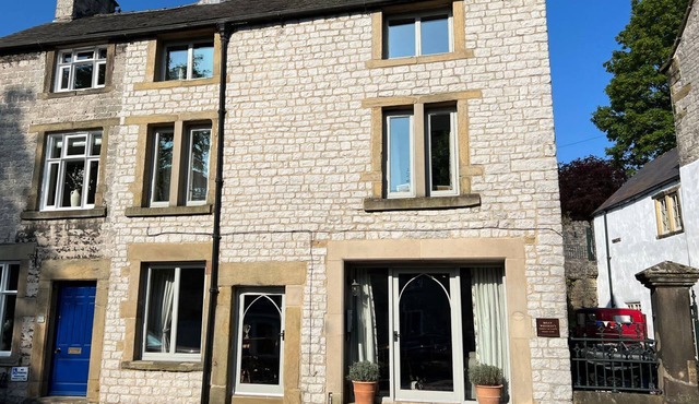 BILLY WHISKEY'S, pet friendly, character holiday cottage in Tideswell