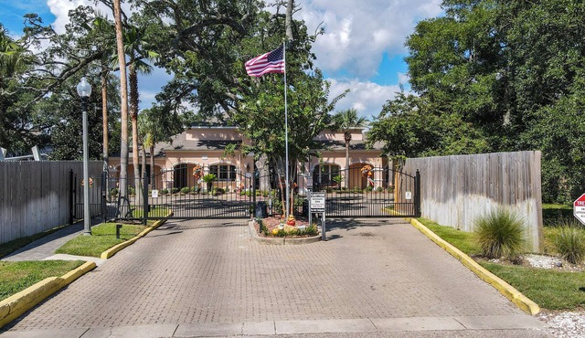 Biloxi/gulfport condo, gated community/newly decorated/pet friendly