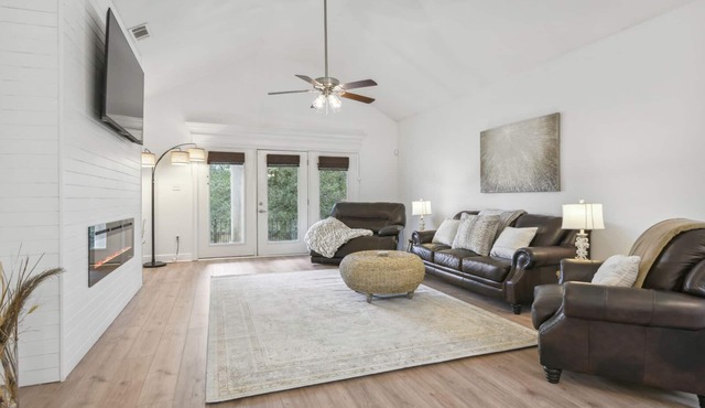 Biloxi Waterfront House With A View/Downtown Biloxi, Ocean Springs & Keesler