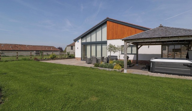 BILSHAM MEADOWS, family friendly, luxury holiday cottage in Aust