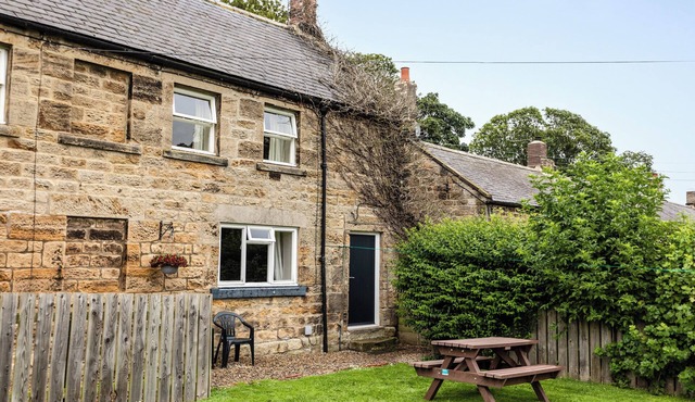 BILTON FARM COTTAGE NO2, pet friendly, with a garden in Alnmouth