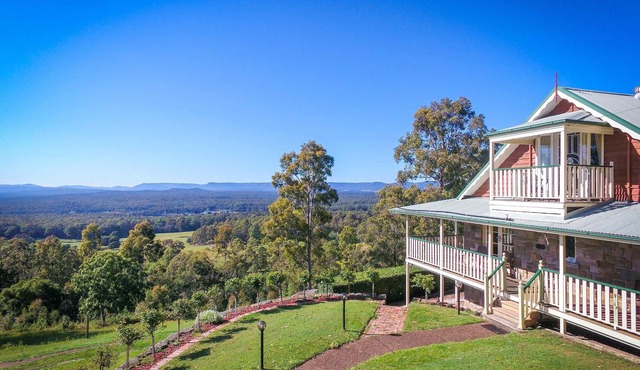 Bimbadeen Mountain House - Valley views abound from this unique stone home