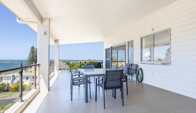 Bimbadeen Penthouse Located on top Yamba Hill