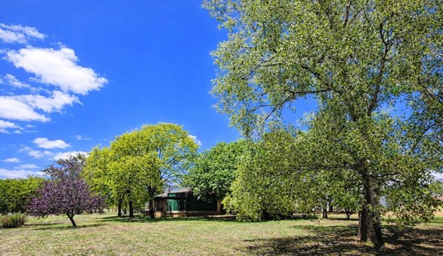 Bindi Leigh Gulgong Farmhouse: Breathtaking Views & Country Charm