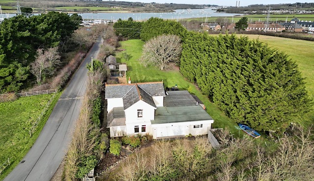 Binfield House - a house that sleeps 11 guests in 4 bedrooms