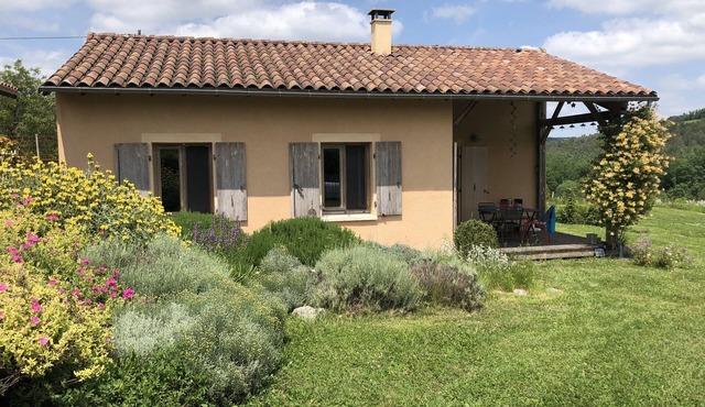 Bioclimatic house with swimming pool in a peaceful hamlet 3 km from the city center