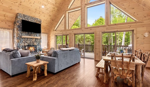 Birch Cabin Lakefront & Secluded Kayaks Fishing!