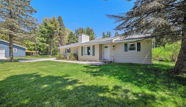 BIRCH COTTAGE - Modern Lake House w/shared Frontage on Thayer Lake