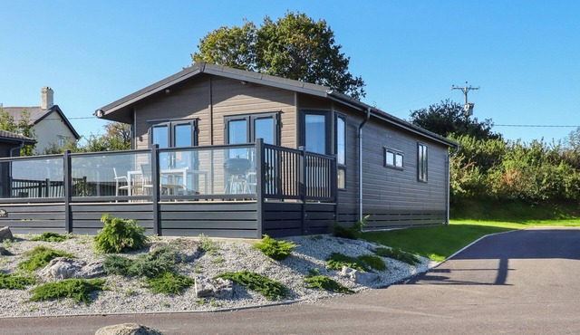 BIRCH LODGE, pet friendly, character holiday cottage in Newton Abbot