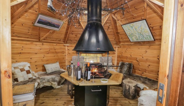 BIRCH, pet friendly, character holiday cottage in Newby Bridge