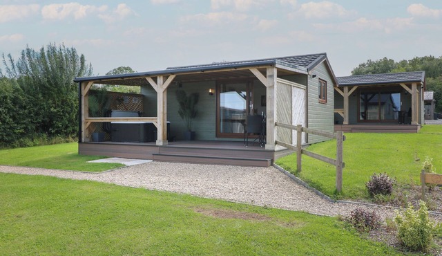 BIRCH, romantic, luxury holiday cottage, with hot tub in Donisthorpe