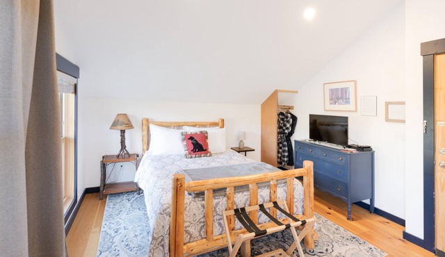 Birch Sunrise - private room in a Cozy boutique hotel in Hinesburg, Vermont