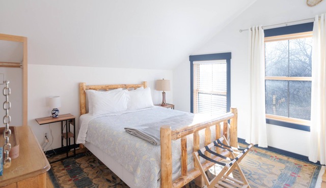 Birch Sunset - private room in a Cozy boutique hotel in Hinesburg, Vermont