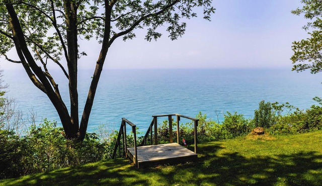 Birchcliff-Lakefront View, King bed, AC