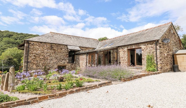 BIRCHENHAYES, family friendly, with hot tub in St Dominick