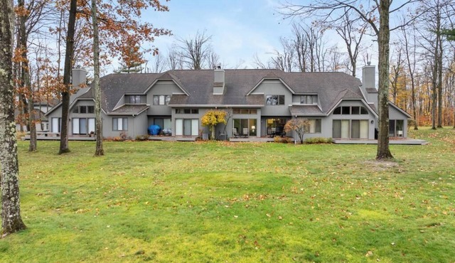 Birchwood Escape : 2 BR, 2.5 BA Condominium in Harbor springs , Sleeps 6