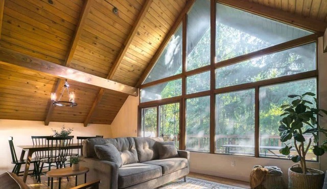 Bird Creek Chalet - 1 mile from Salmon Fishing!