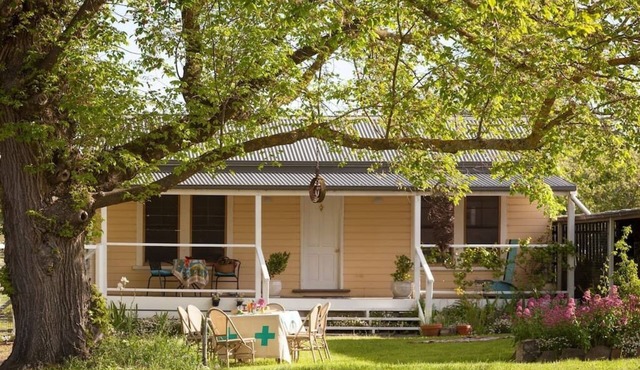 BIRD HOUSE - A ROMANTIC SHACK ON THE EDGE OF PIPER ST
