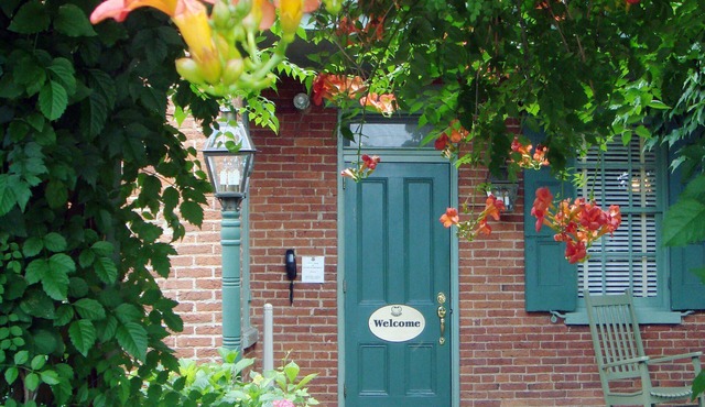 Bird In Hand Village Inn & Suites