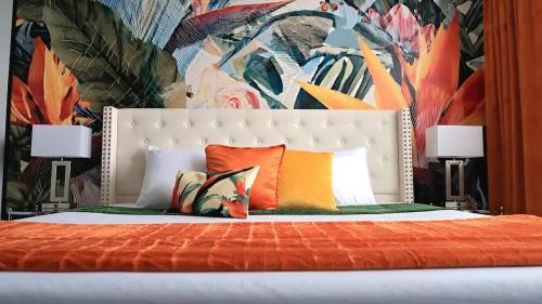 Bird of Paradise l 1BD Lux King in NE Jax