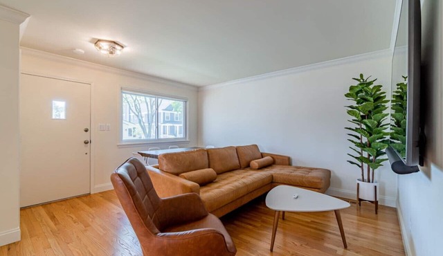 Birdhouse Bham ★ 86" TV ★ Sonos Spkrs ★ Massage Chairs ★ Desk ★ Retro Arcade