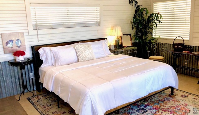 BIRDHOUSE COTTAGE - King Bed: Cozy cottage with Lake Views & Access
