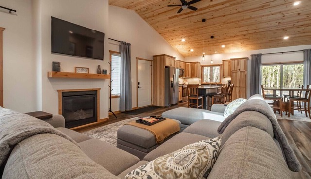 "Birdie Bunkhouse" Rome WI - 4 Bedroom Home - Close to Several Golf Courses!