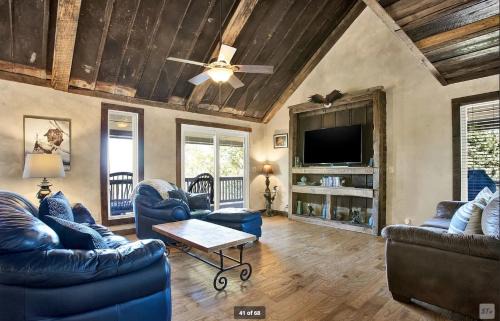 Birds Eye Cabin - Sunset & Starry Retreat Pet Friendly w Private HotTub, Fire Pit and Game Room