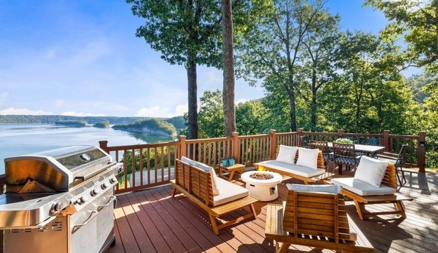 Birds Eye Retreat -10 acres on Beaver Lake-Hot Tub