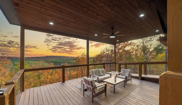 Birds Eye View: Amazing Deck, Hot Tub, ADA Access